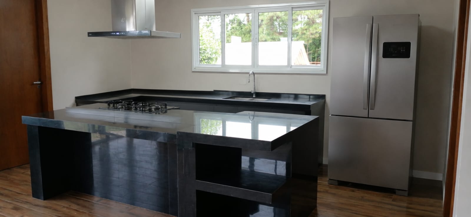 Cozinha gourmet com ilha em granito — obra Ceccon em Colombo, PR