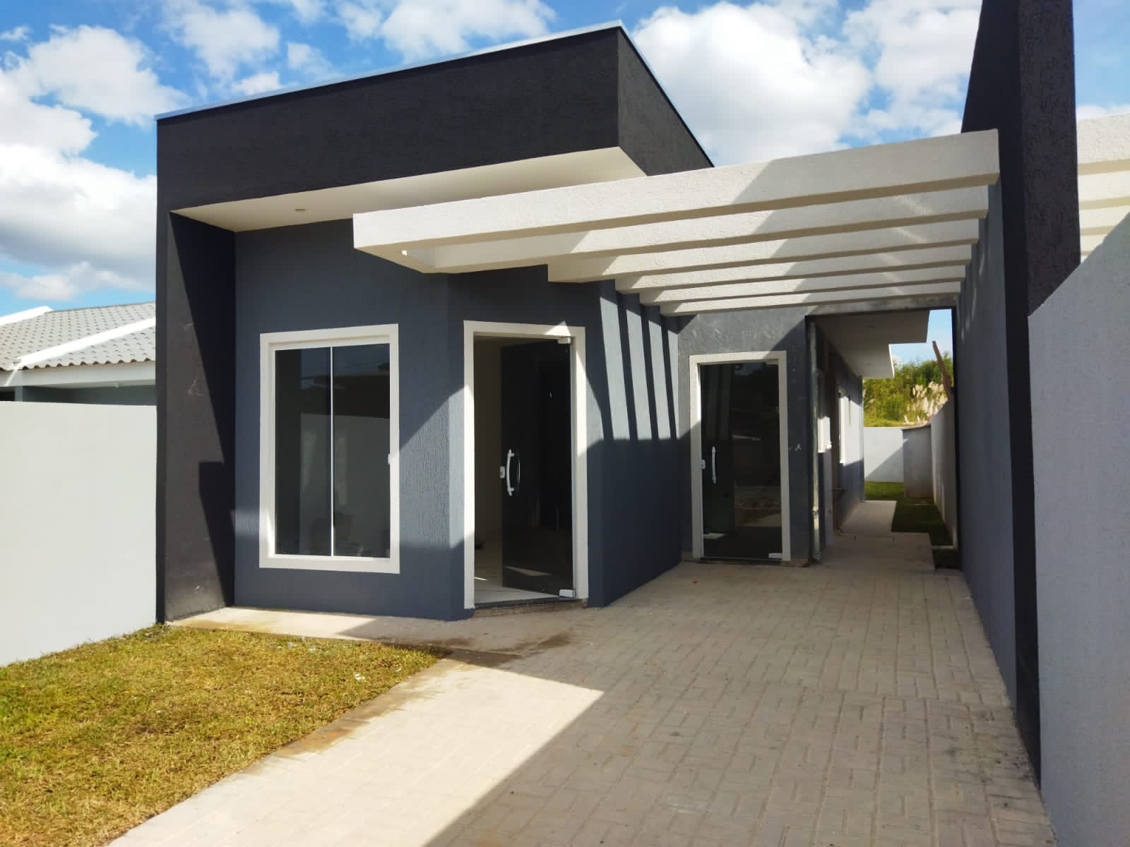 Casa residencial em etapa de acabamento em Colombo, PR